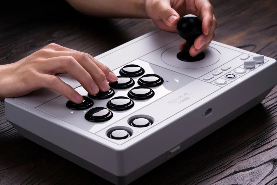 Arcade Stick 2.4G/USB pour Xbox Series X/S, Xbox One et Windows - Edition Blanche / White Edition^8Bitdo Sale